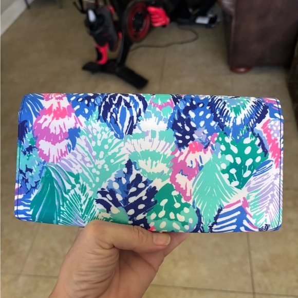 Lilly Pulitzer GWP travel wallet, features Quill Out print. New never used - Picture 6 of 6